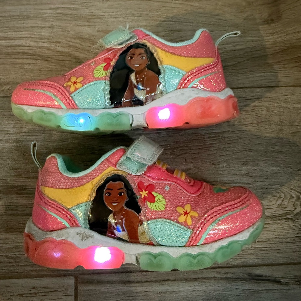 Good condition comfortable Moana girls Light-Up Character Sneakers size 7